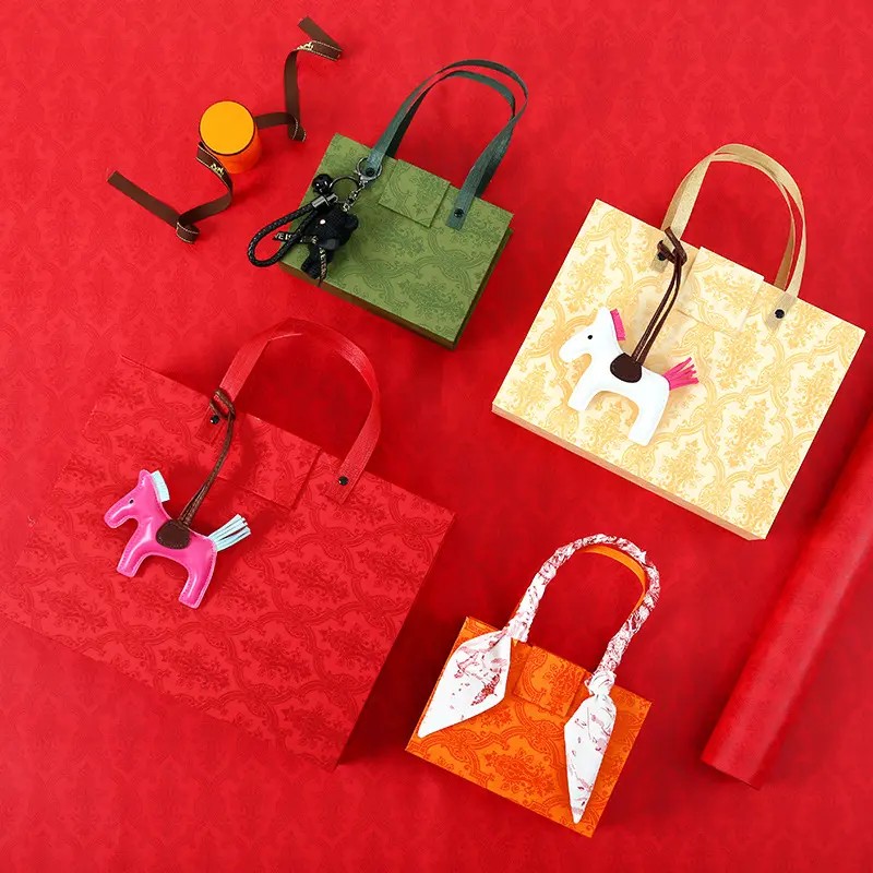 Luxury magnetic custom made gift boxes cosmetic packaging business activity gifts packaging paper boxes with handle